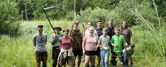 Gruppenfoto der Landschaftspflegeaktion bei der Bayerischen Naturschutzakademie