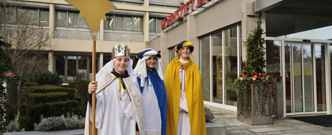 Sternsinger vor dem Wohnstift Mozart